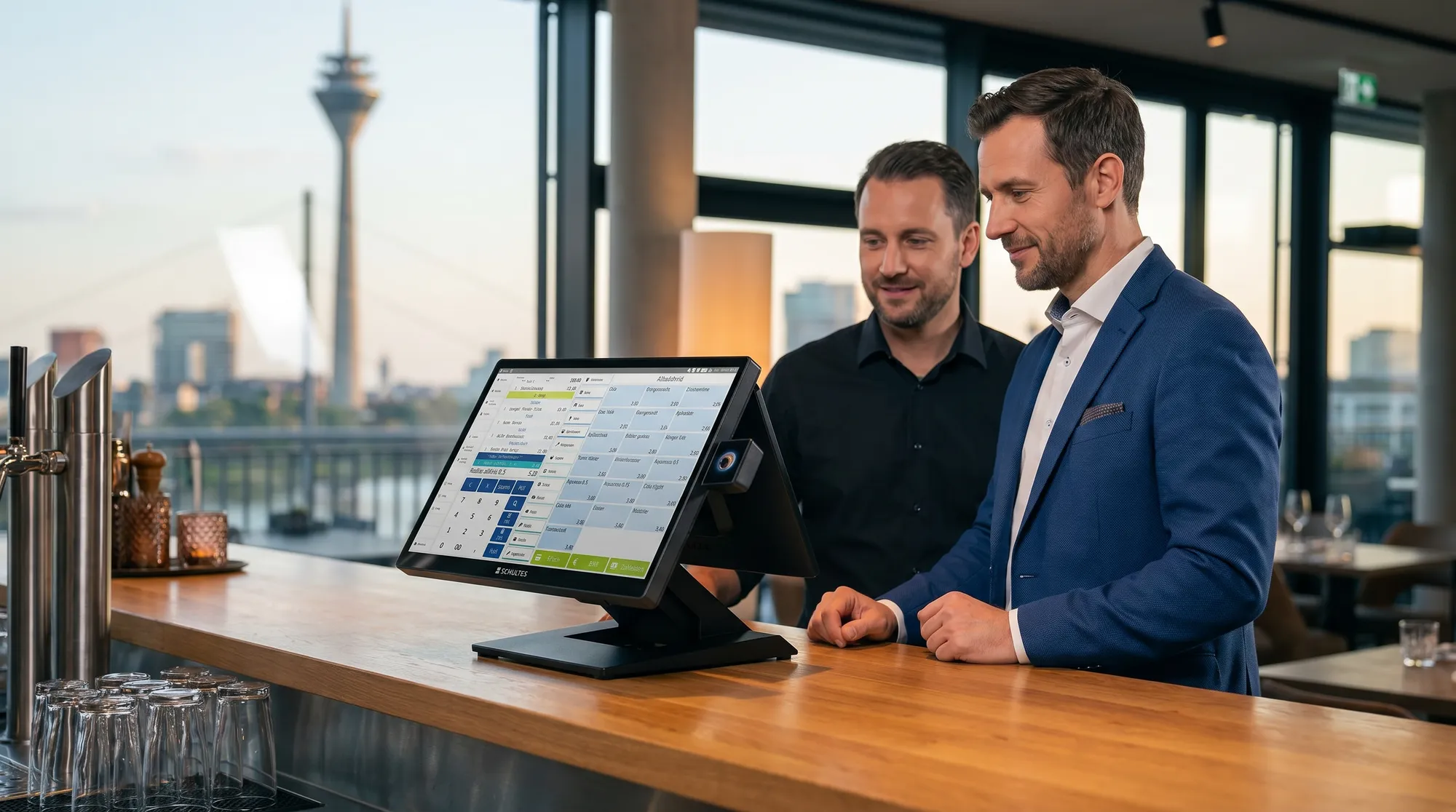 Berater und Gastronom an einer SCHULTES Touch-Kasse mit bluepos® in einer Düsseldorfer Bar