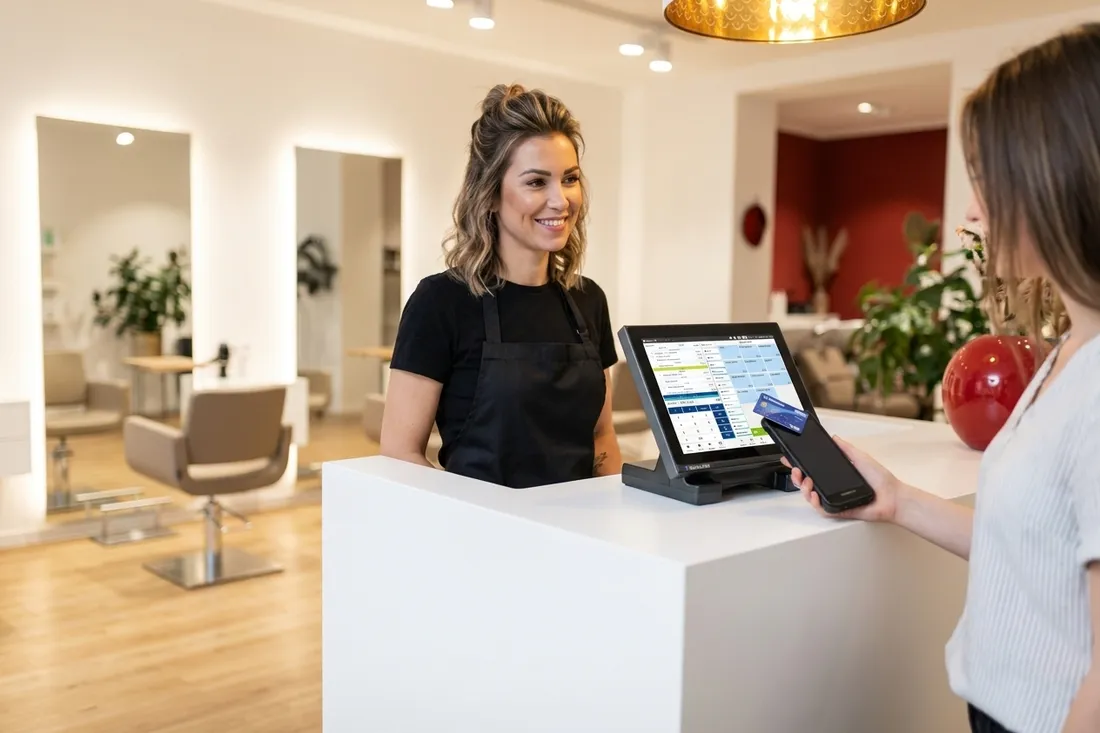 Kontaktlose Kartenzahlung am Empfang eines Friseur- und Kosmetiksalons